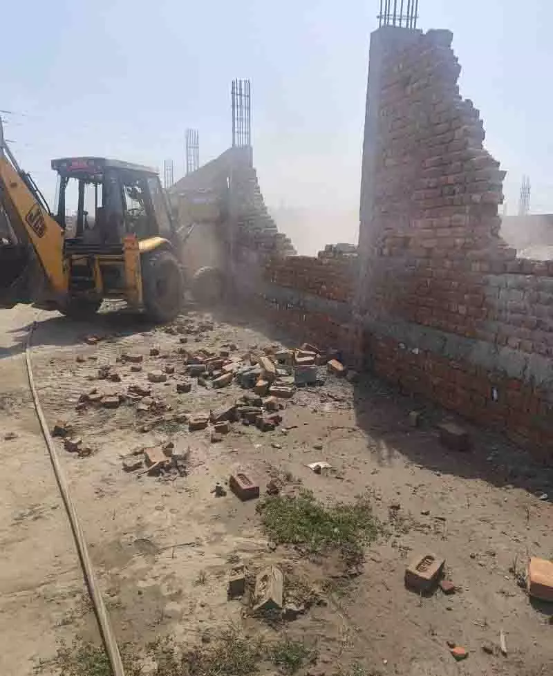 MC ने कंगनवाल में अवैध कॉलोनी को ढहाया MC ने कंगनवाल में अवैध कॉलोनी को ढहाया