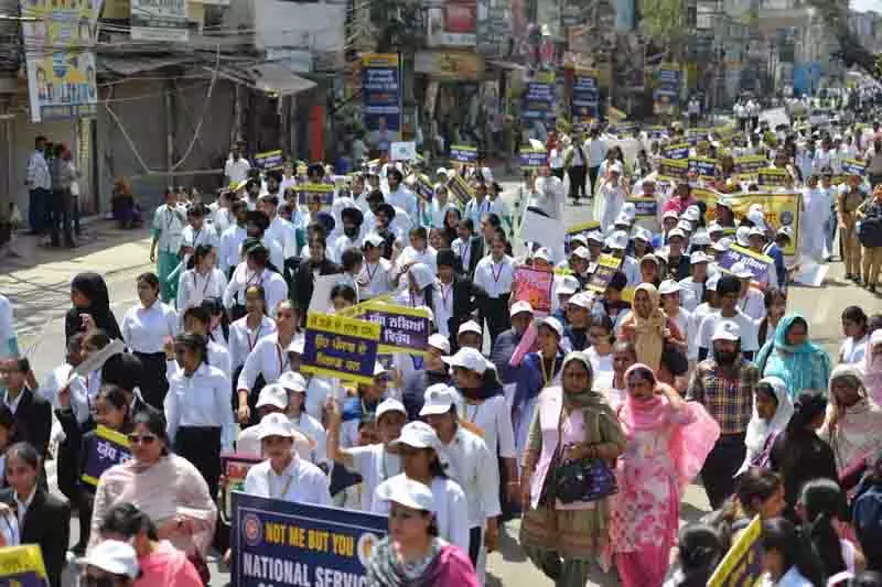 Ludhiana: 3 हजार स्कूल, कॉलेज के छात्र गर्मी का सामना कर रहे Ludhiana: 3 हजार स्कूल, कॉलेज के छात्र गर्मी का सामना कर रहे