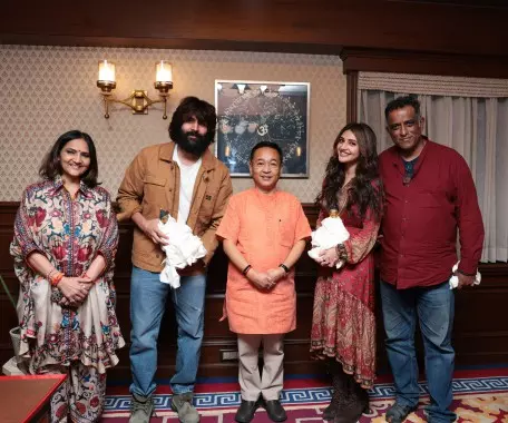 Sikkim : मुख्यमंत्री ने बॉलीवुड निर्देशक अनुराग बसु, अभिनेता कार्तिक और श्रीलीला से बातचीत की Sikkim : मुख्यमंत्री ने बॉलीवुड निर्देशक अनुराग बसु, अभिनेता कार्तिक और श्रीलीला से बातचीत की