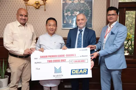 मार्टिन ग्रुप की डियर लॉटरीज ने Sikkim में खेल विकास के लिए 2 करोड़ रुपये का योगदान दिया मार्टिन ग्रुप की डियर लॉटरीज ने Sikkim में खेल विकास के लिए 2 करोड़ रुपये का योगदान दिया