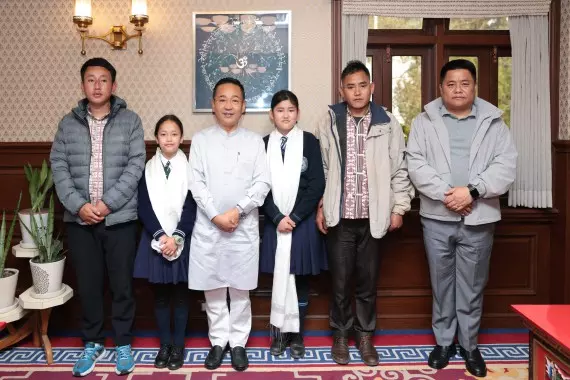 Sikkim : मुख्यमंत्री ने द्ज़ोंगू के युवा उपलब्धि प्राप्तकर्ताओं को बधाई दी Sikkim : मुख्यमंत्री ने द्ज़ोंगू के युवा उपलब्धि प्राप्तकर्ताओं को बधाई दी