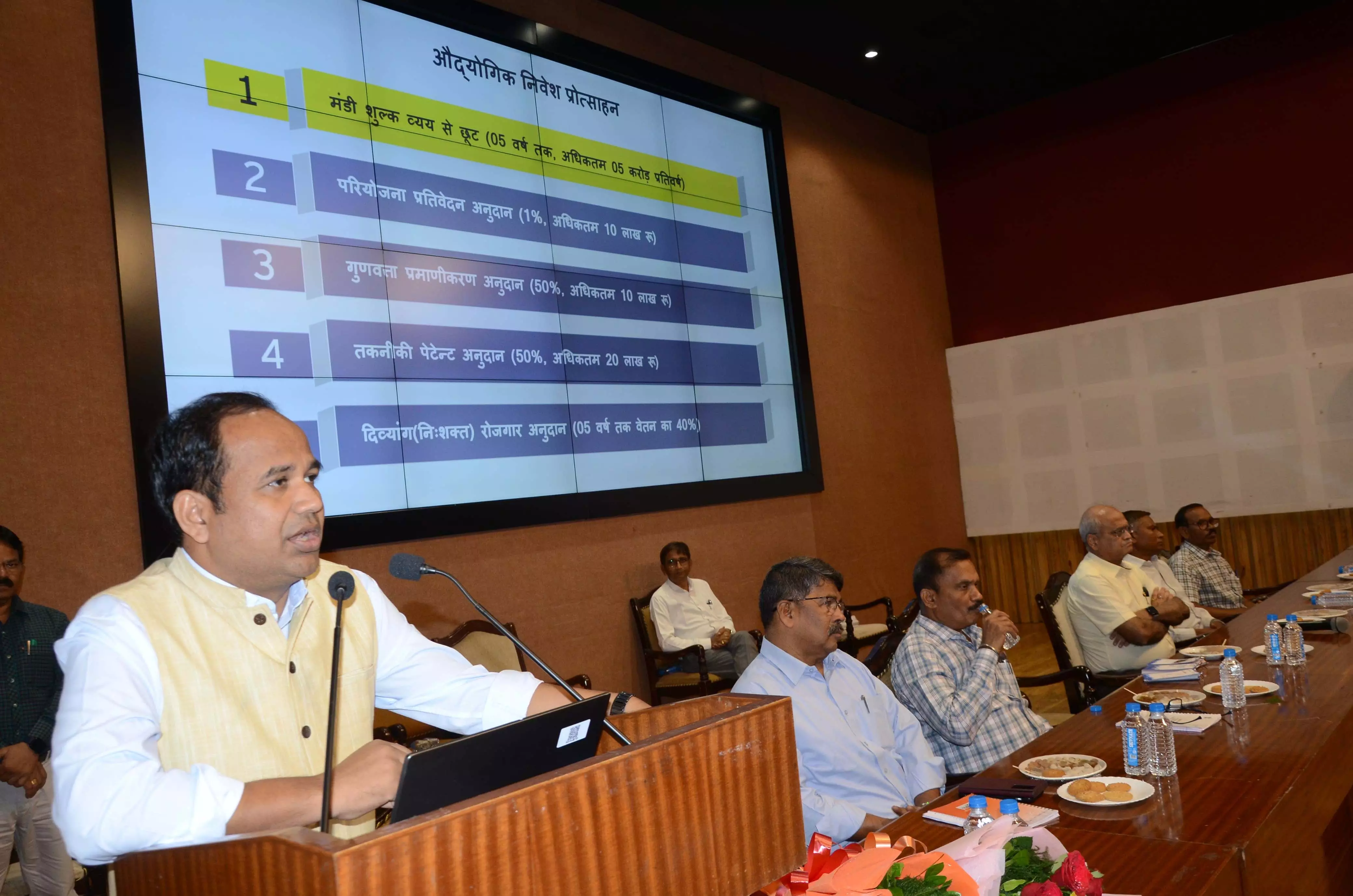 कलेक्टर ने उद्योगपतियों से किया आह्वान, औद्योगिक नीति 2024-30 बेहतर, अधिक से अधिक करे निवेश कलेक्टर ने उद्योगपतियों से किया आह्वान, औद्योगिक नीति 2024-30 बेहतर, अधिक से अधिक करे निवेश