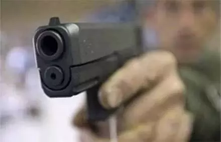 BREAKING: पत्नी के प्रेमी पर युवक ने चलाई गोली, फैली सनसनी BREAKING: पत्नी के प्रेमी पर युवक ने चलाई गोली, फैली सनसनी