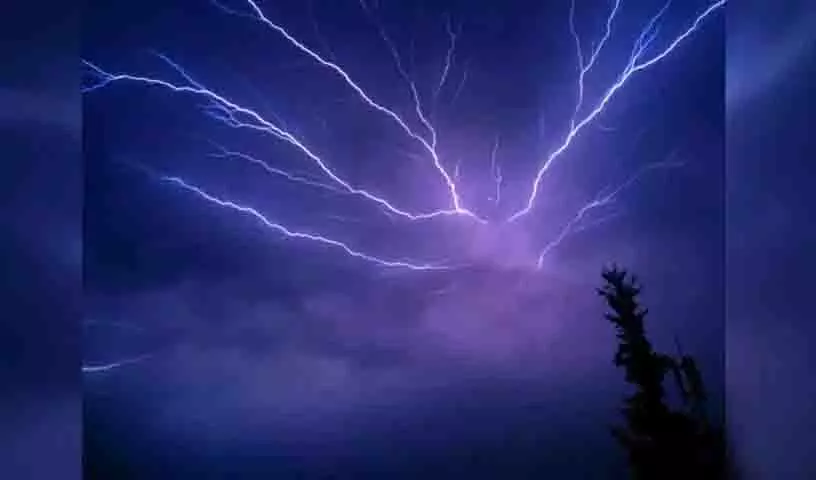 Nagarkurnool में दो महिलाओं की मौत, गडवाल में एक महिला की बिजली गिरने से मौत Nagarkurnool में दो महिलाओं की मौत, गडवाल में एक महिला की बिजली गिरने से मौत