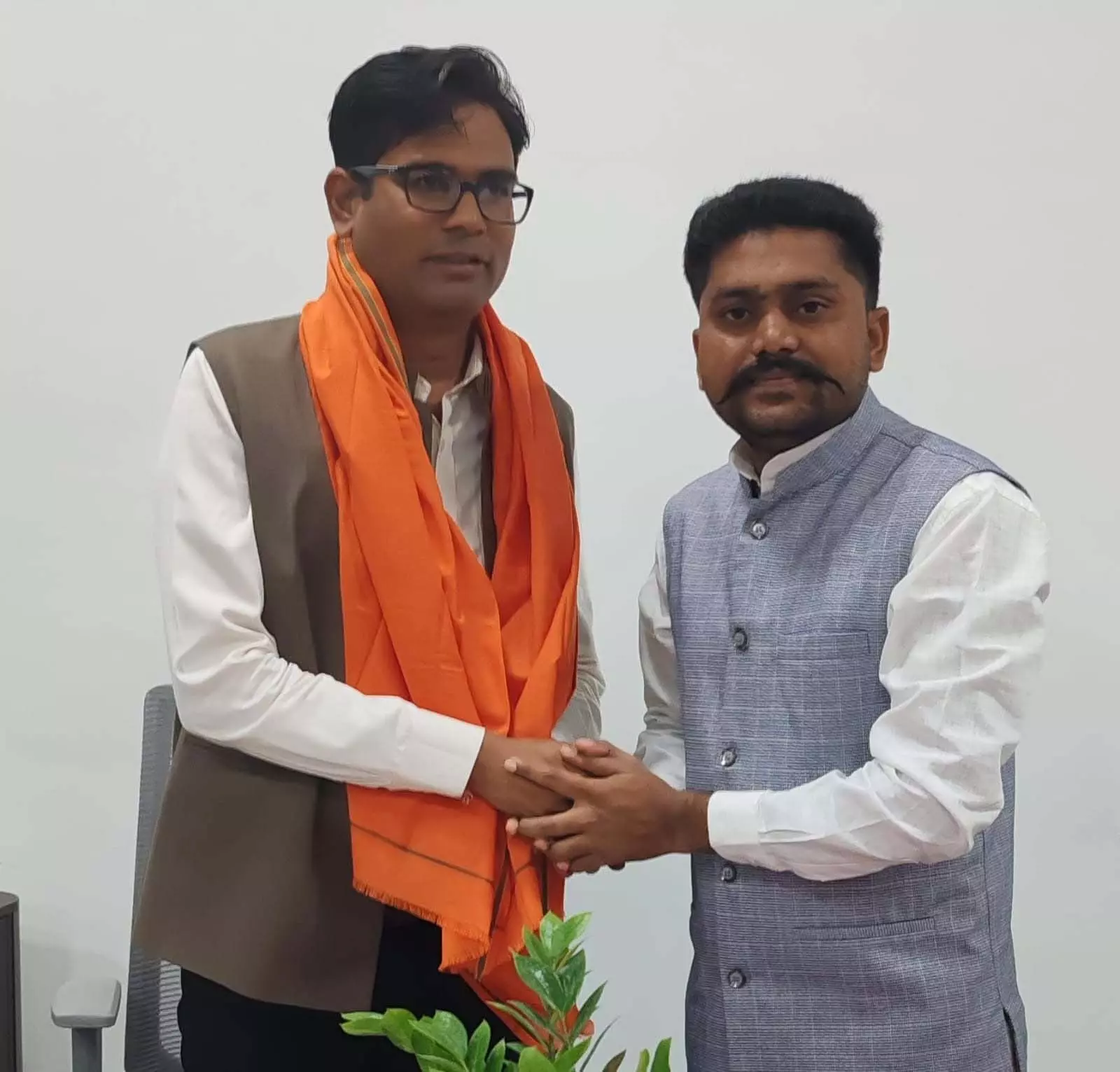 CG: अशवंत तुषार साहू ने वित्त मंत्री ओपी चौधरी से की मुलाकात CG: अशवंत तुषार साहू ने वित्त मंत्री ओपी चौधरी से की मुलाकात