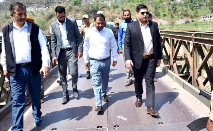 DDC पुंछ ने सड़क संपर्क व अन्य परियोजनाओं का निरीक्षण किया DDC पुंछ ने सड़क संपर्क व अन्य परियोजनाओं का निरीक्षण किया