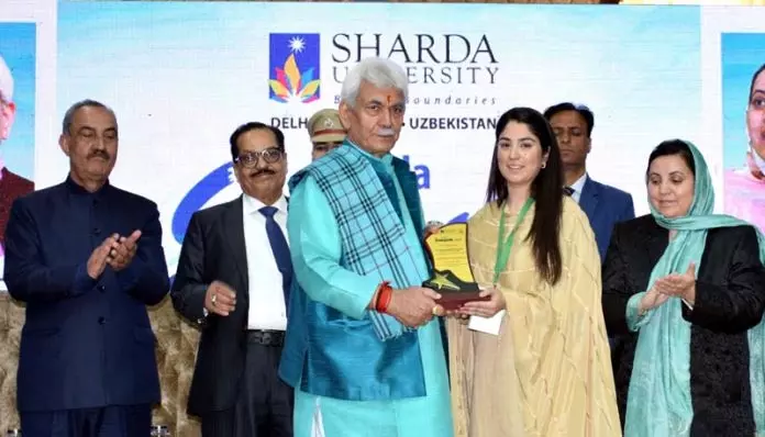 LG ने युवाओं से राष्ट्र निर्माण में विश्वविद्यालयों से अर्जित कौशल का उपयोग करने का आग्रह किया LG ने युवाओं से राष्ट्र निर्माण में विश्वविद्यालयों से अर्जित कौशल का उपयोग करने का आग्रह किया