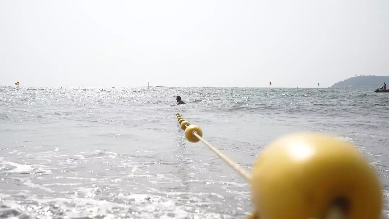 सुरक्षित तैराकी के लिए Goa के समुद्र तटों पर 65 तैराकी क्षेत्रों का सीमांकन किया सुरक्षित तैराकी के लिए Goa के समुद्र तटों पर 65 तैराकी क्षेत्रों का सीमांकन किया