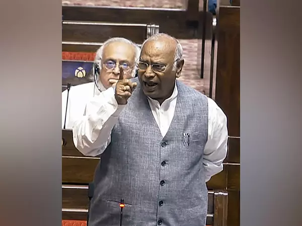 Kharge ने वक्फ बिल पर अनुराग ठाकुर की टिप्पणी की निंदा की Kharge ने वक्फ बिल पर अनुराग ठाकुर की टिप्पणी की निंदा की