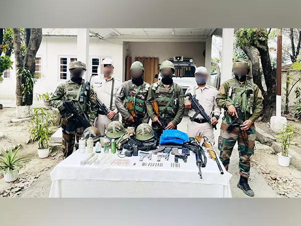 भारतीय सेना और असम राइफल्स ने मणिपुर में अभियान चलाकर हथियार और IED किए बरामद भारतीय सेना और असम राइफल्स ने मणिपुर में अभियान चलाकर हथियार और IED किए बरामद