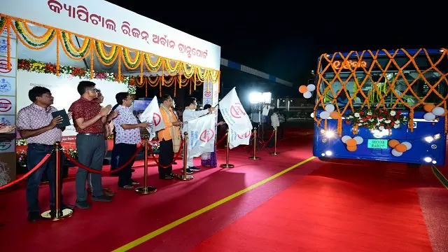 शहरी विकास मंत्री ने 40 नई बसों को हरी झंडी दिखाकर Capital Hospital से अमा बस को किया रवाना शहरी विकास मंत्री ने 40 नई बसों को हरी झंडी दिखाकर Capital Hospital से अमा बस को किया रवाना