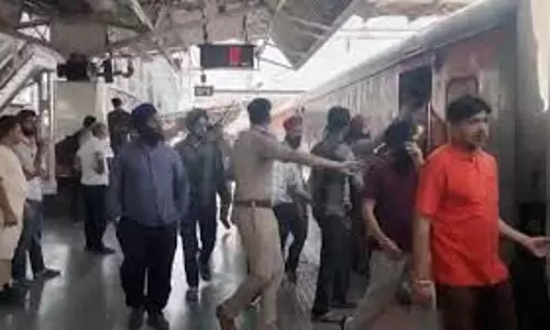 Mathura : चलती ट्रेन में तलवारबाजी, युवक घायल