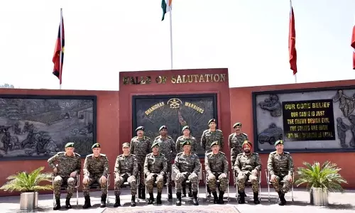 जीओसी व्हाइट नाइट कोर ने राजौरी में सुरक्षा स्थिति की समीक्षा की जीओसी व्हाइट नाइट कोर ने राजौरी में सुरक्षा स्थिति की समीक्षा की