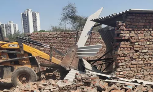 नोएडा प्राधिकरण ने अवैध निर्माण पर चलाया बुलडोजर, 8 करोड़ की जमीन को कराया खाली नोएडा प्राधिकरण ने अवैध निर्माण पर चलाया बुलडोजर, 8 करोड़ की जमीन को कराया खाली