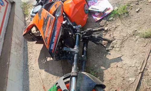 Lucknow Accident : डाला की टक्कर से बाइक सवार 2 दोस्तों की मौत