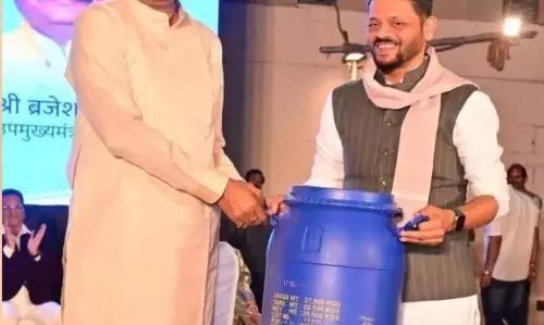 Lucknow : लंतरानी में ठहाके: डिप्टी सीएम ब्रजेश पाठक को मिला नीला ड्रम