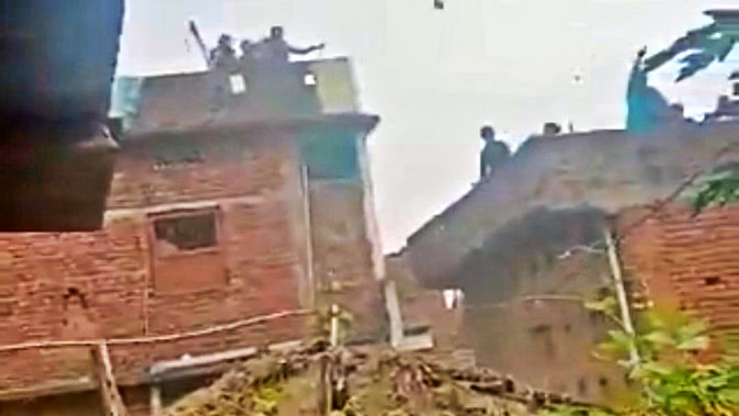 Rohtas: दो पक्षों के बीच मामूली विवाद में जमकर चले ईंट-पत्थर Rohtas: दो पक्षों के बीच मामूली विवाद में जमकर चले ईंट-पत्थर