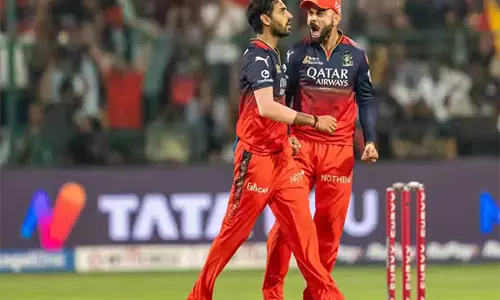 भुवनेश्वर कुमार ने बेंगलुरू में रचा इतिहास, IPL में ड्वेन ब्रावो की बराबरी की भुवनेश्वर कुमार ने बेंगलुरू में रचा इतिहास, IPL में ड्वेन ब्रावो की बराबरी की
