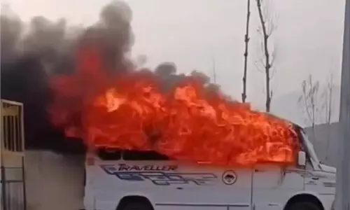 Jammu-Kashmir: टेंपो ट्रैवलर में अचानक लगी आग, मची अफरा-तफरी