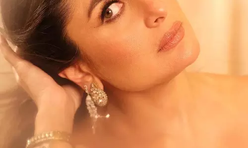Kareena Kapoor ने बोटॉक्स से बनाई दूरी, जानिए कैसे रखती हैं खुद को फिट और खूबसूरत Kareena Kapoor ने बोटॉक्स से बनाई दूरी, जानिए कैसे रखती हैं खुद को फिट और खूबसूरत