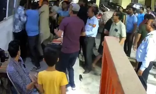गार्ड को हटाने पर अध्यक्ष से मारपीट, सीसीटीवी में कैद हुई घटना