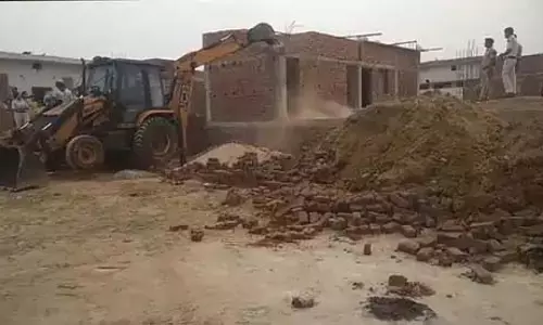 बुलडोजर लेकर सुबह-सुबह पहुंचा प्रशासन, 25 अवैध निर्माण ध्वस्त किए