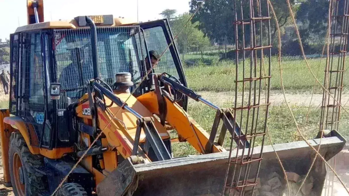 Noida: प्राधिकरण की टीम के बुलडोजर कार्रवाई से आठ करोड़ की भूमि मुक्त हुई Noida: प्राधिकरण की टीम के बुलडोजर कार्रवाई से आठ करोड़ की भूमि मुक्त हुई