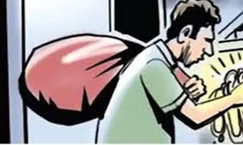 Fatehpur:12 लाख की चोरी , छत के रास्ते घर में घुसे चोर; पुलिस कर रही जांच