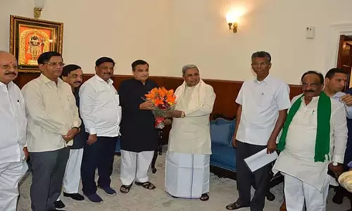 CM सिद्धारमैया ने केंद्रीय मंत्री नितिन गडकरी से की मुलाकात