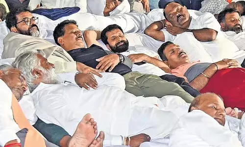 मूल्य वृद्धि की निंदा करते हुए BJP ने रात भर धरना दिया, BSY भी शामिल मूल्य वृद्धि की निंदा करते हुए BJP ने रात भर धरना दिया, BSY भी शामिल
