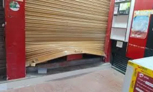 Jammu: चोरों ने छह दुकानों से कीमती सामान लूटा Jammu: चोरों ने छह दुकानों से कीमती सामान लूटा