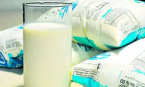 सरकार ने दूध के दाम बढ़ाए: हावेरी सहकारी दुग्ध संघ ने उत्पादकों को दिए जाने वाले दाम में कटौती की सरकार ने दूध के दाम बढ़ाए: हावेरी सहकारी दुग्ध संघ ने उत्पादकों को दिए जाने वाले दाम में कटौती की