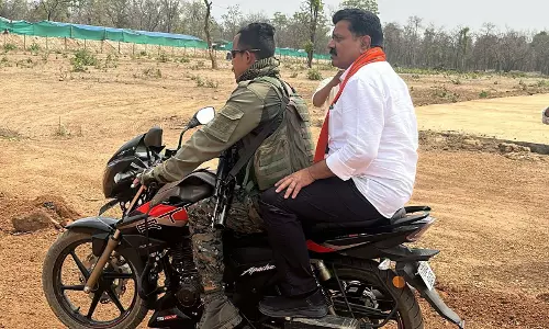 नक्सलगढ़ रायगुड़म बाइक से पहुंचे गृहमंत्री विजय शर्मा