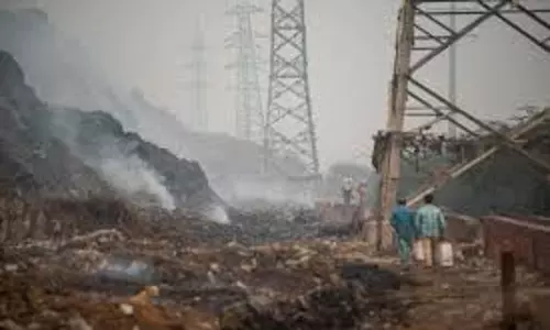 Delhi: यमुना बड़ी में गाजीपुर लैंडफिल से मिल रहा जहरीला कचरा Delhi: यमुना बड़ी में गाजीपुर लैंडफिल से मिल रहा जहरीला कचरा