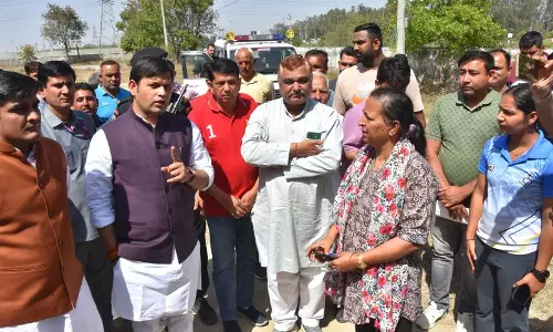 Haryana : स्टेडियम की खराब स्थिति से नाराज खेल मंत्री ने अधिकारियों को कार्रवाई की चेतावनी दी Haryana : स्टेडियम की खराब स्थिति से नाराज खेल मंत्री ने अधिकारियों को कार्रवाई की चेतावनी दी