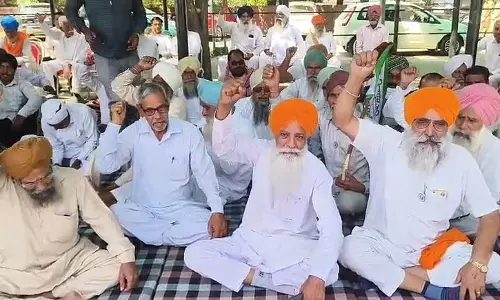 Haryana : लंबित मुआवजे के लिए भूस्वामियों ने किया धरना