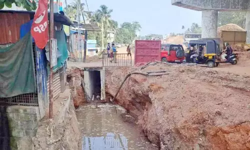 नहर बनाने के लिए काटी गई सड़क ; निजी बसें निलंबित