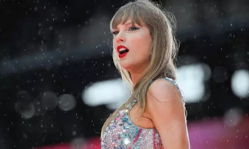 Taylor Swift ने एलन पोम्पेओ से मिलते ही लिखा बड़ा चेक, जानें क्यों Taylor Swift ने एलन पोम्पेओ से मिलते ही लिखा बड़ा चेक, जानें क्यों