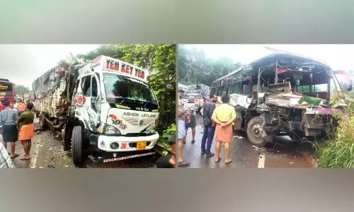 बस-लॉरी की टक्कर में 22 घायल; बस चालक गंभीर रूप से घायल, अस्पताल में भर्ती