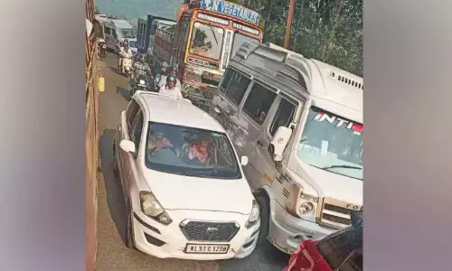 Kerala : ई-पास निरीक्षण के कारण नादुकनी दर्रे पर यातायात जाम Kerala : ई-पास निरीक्षण के कारण नादुकनी दर्रे पर यातायात जाम