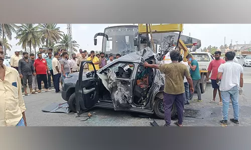 Mandya के पास बस और कार की टक्कर में एक ही परिवार के 4 लोगों की मौत