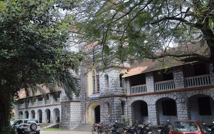 Kerala विश्वविद्यालय का छात्रावास नशा करने वालों और अपराधियों के लिए सुरक्षित Kerala विश्वविद्यालय का छात्रावास नशा करने वालों और अपराधियों के लिए सुरक्षित