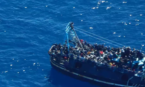 Greece में प्रवासी नाव हादसा: 4 की मौत, 23 लोगों को बचाया गया
