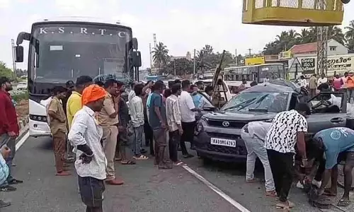 ऐरावत बस और कार में टक्कर : परिवार के चार लोगों की मौत