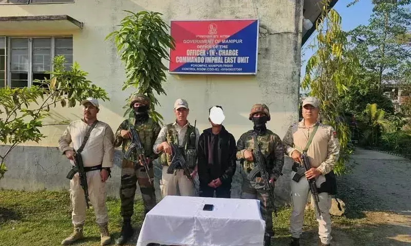 Manipur: इम्फाल में जबरन वसूली के आरोप में महिला और पुरुष विद्रोही गिरफ्तार Manipur: इम्फाल में जबरन वसूली के आरोप में महिला और पुरुष विद्रोही गिरफ्तार