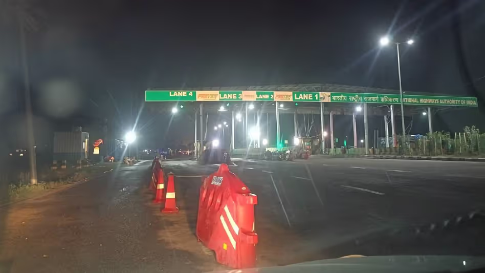 Assam : टोल टैक्स चुकाने के बावजूद गलिया टोल गेट पर गड्ढों से भरे राजमार्ग को लेकर यात्रियों में गुस्सा