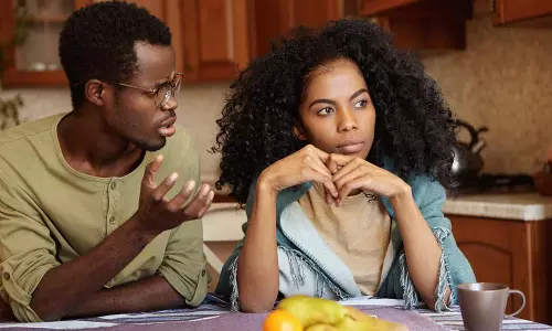 Relationship : रिश्तों में ट्रस्ट इश्यूज़ से कैसे निपटें? जानें समाधान