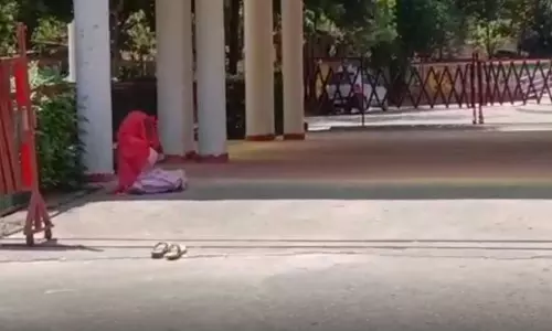 डीएम ऑफिस के बाहर महिला ने पढ़ी नमाज, सुरक्षाकर्मी पर गिरी गाज