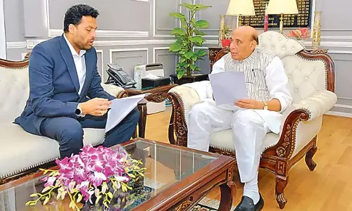 Andhra: राज्य मंत्री ने दिल्ली में रक्षा मंत्री राजनाथ सिंह से मुलाकात की Andhra: राज्य मंत्री ने दिल्ली में रक्षा मंत्री राजनाथ सिंह से मुलाकात की