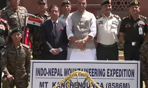 रक्षा मंत्री ने माउंट एवरेस्ट और माउंट कंचनजंगा के लिए अभियानों को हरी झंडी दिखाई रक्षा मंत्री ने माउंट एवरेस्ट और माउंट कंचनजंगा के लिए अभियानों को हरी झंडी दिखाई